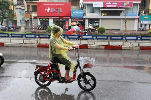 Cần chạy chậm dưới trời mưa khi đi xe đạp điện Cần chạy chậm dưới trời mưa khi đi xe đạp điện